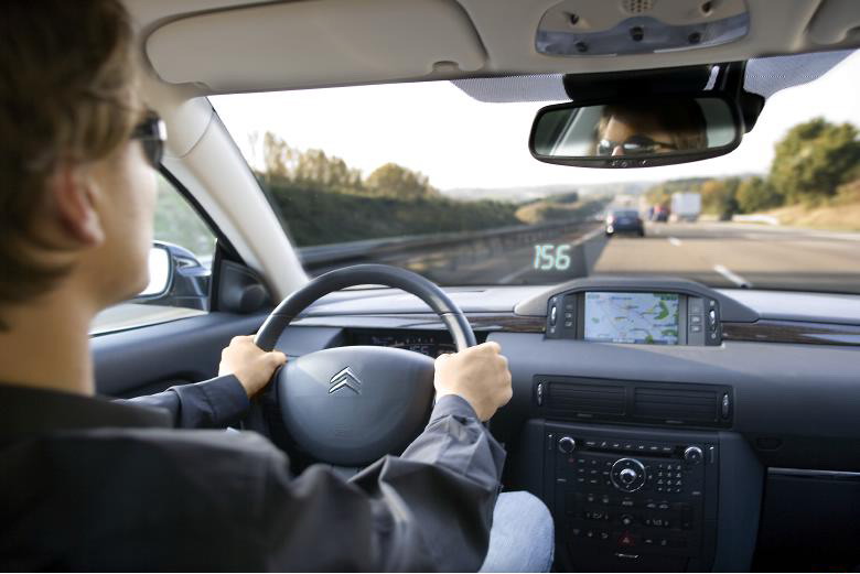 Intérieur de la Citroën C6 En conduite, l'afficheur tête haute permet de se concentrer uniquement sur sa conduite, et de ne jamais quitter la route des yeux. Un élément important de sécurité (surtout pour l'affichage par exemple des informations du GPS). On espère que ce système se démocratisera assez vite dans le futur sur des véhicules de gammes (bien) inférieures.